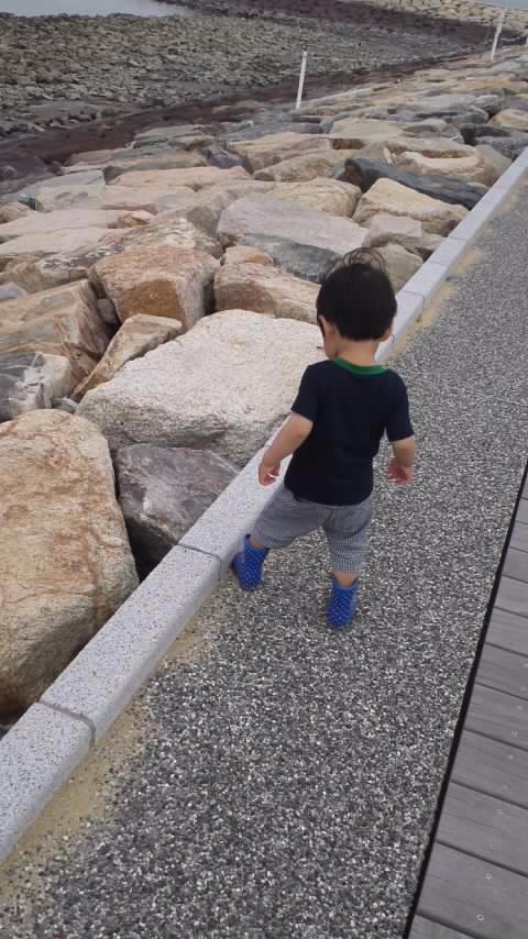 息子と海辺の散歩
